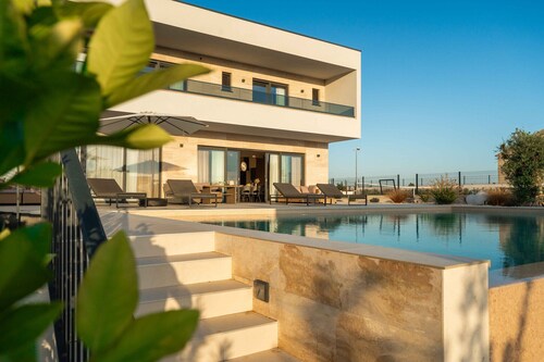 	Villa Freedom with tennis court, infinity pool and sauna