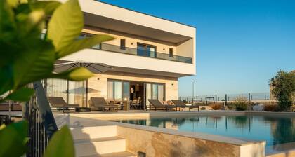 Villa Freedom with tennis court, infinity pool and sauna