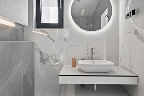 Sèche-cheveux, serviettes fournies, savon, papier toilette
