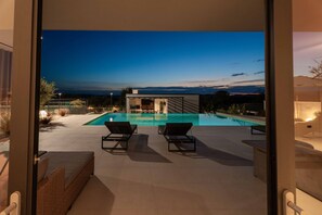 Una piscina al aire libre