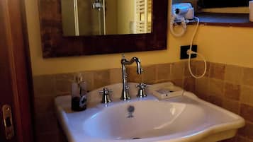 Apartment, 1 Bedroom, City View | Bathroom