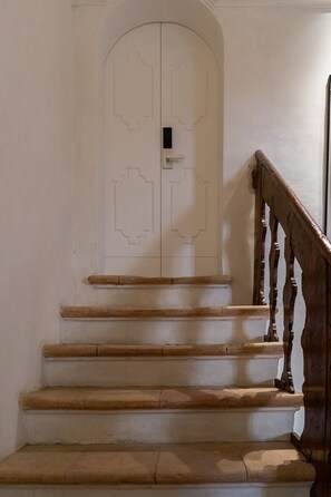 Suite Panorama, pemandangan lembah | 1 kamar tidur, minibar, brankas, dan tirai kedap cahaya