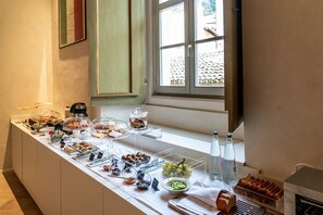 Free daily buffet breakfast