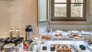 A breakfast buffet with pastries, coffee, and tea. - Palazzo Sbaraglini (Assisi)