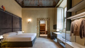 A modern hotel room with a large bed, a desk, and a wardrobe. - Palazzo Sbaraglini (Assisi)