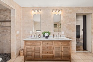 Shower, hair dryer, towels - Palo Verde Experience|Zen-Inspired Resort Oasis (Phoenix)