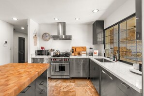 Refrigerador, microondas, horno y parrilla de estufa 