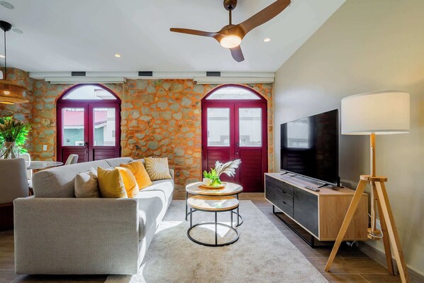 Televisión y oficina 