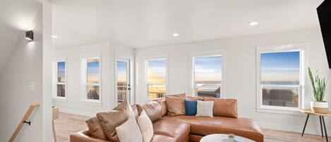 Een televisie, een open haard en een stereo