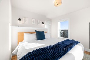 7 slaapkamers, een bureau, een strijkplank/strijkijzer, reisbedje