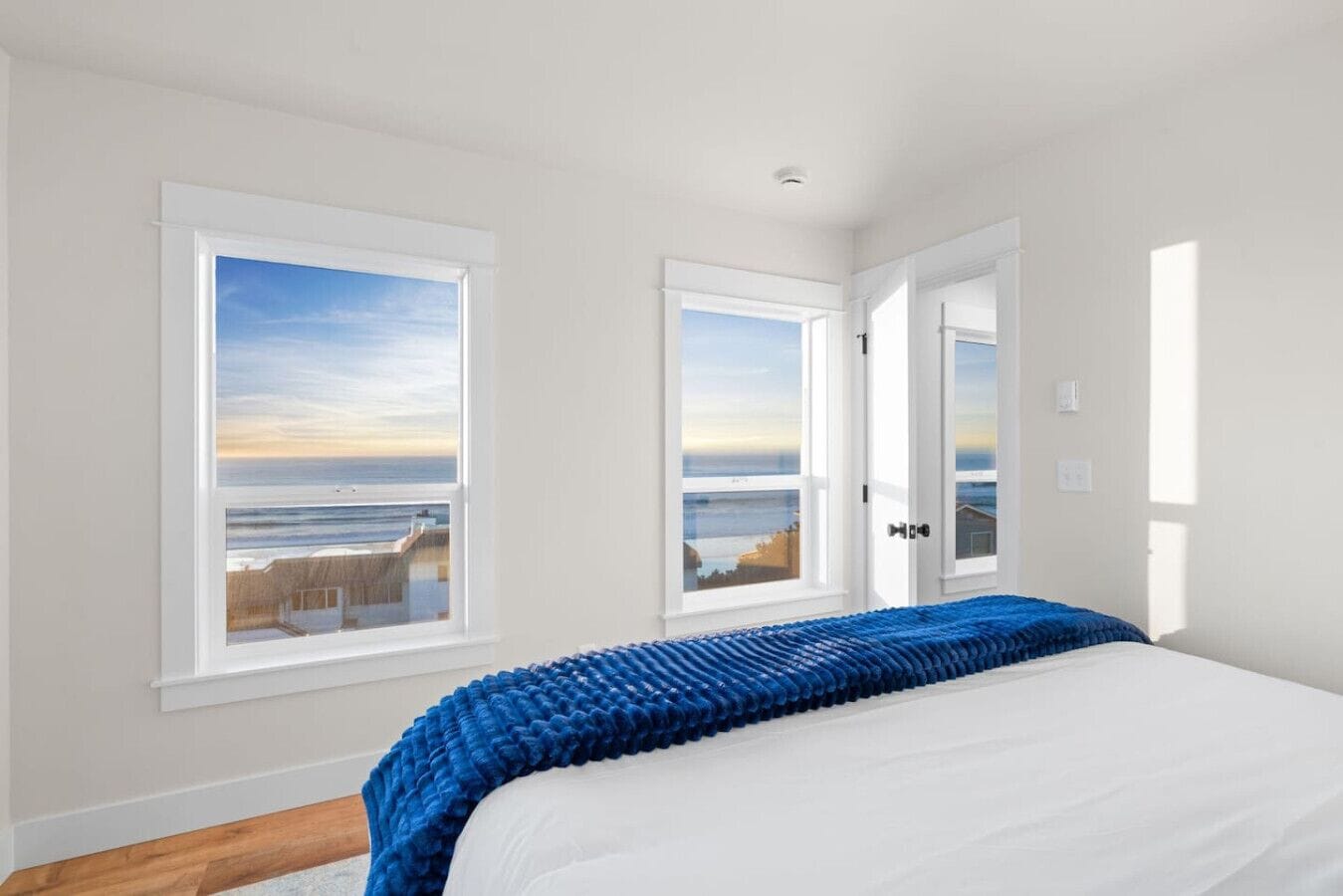 7 chambres, bureau, fer et planche à repasser, lit parapluie