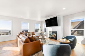 Een televisie, een open haard en een stereo