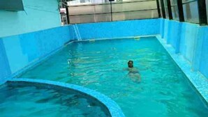 Ein Schwimmbecken mit klarem, blauem Wasser und abgerundeter Kante.