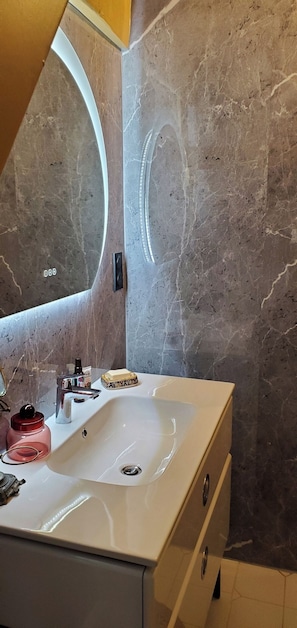 Een douche, een haardroger, handdoeken, zeep