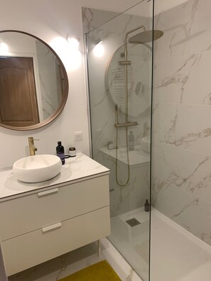 Hårføner og toalettpapir