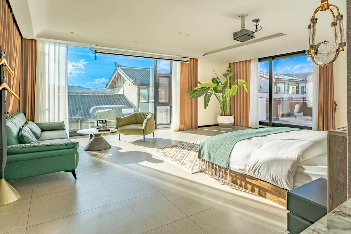 Classic Studio Suite, 1 Queen Bed, Courtyard View | Free WiFi