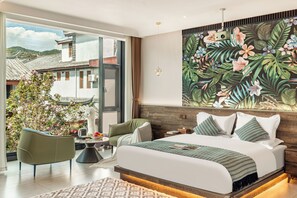 Classic Room, 1 Queen Bed, Smoking, Private Bathroom