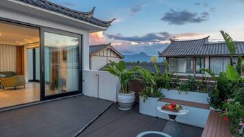 Classic Studio Suite, 1 Queen Bed, Courtyard View | View from room