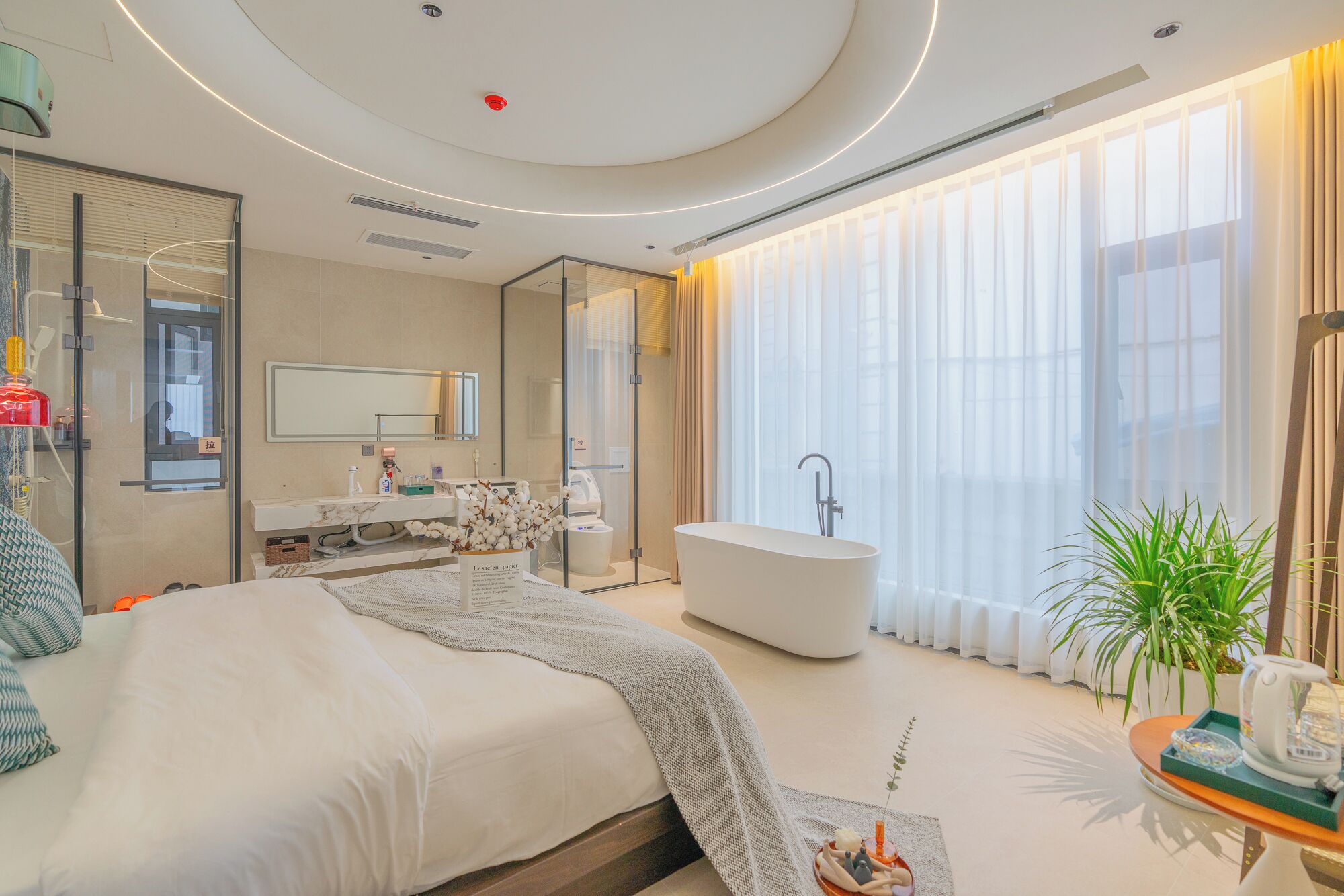 Studiosvit Design - 1 queensize-säng - rökare - utsikt mot innergården | Utsikt från rummet