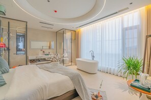 Studio Suite có thiết kế đặc sắc, 1 giường cỡ queen, hút thuốc, quang cảnh sân vườn | Quang cảnh từ phòng