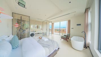 Chambre Panoramique, 1 grand lit, balcon, vue cour intérieure | Baignoire relaxante profonde