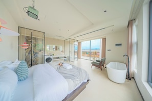Panoramic Room, 1 Queen Bed, Balcony, Courtyard View | Deep-soaking bathtub