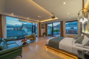Classic Studio Suite, 1 Queen Bed, Courtyard View | View from room