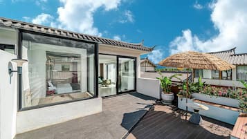 Classic Studio Suite, 1 Queen Bed, Courtyard View | View from room