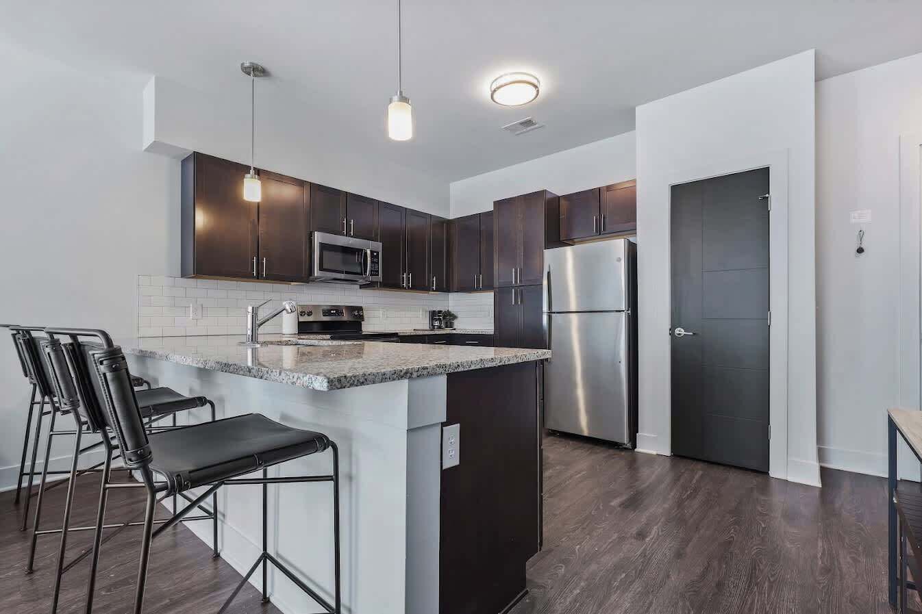 Køleskab, mikrobølgeovn, ovn, kogeplade