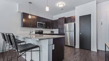 Køleskab, mikrobølgeovn, ovn, kogeplade