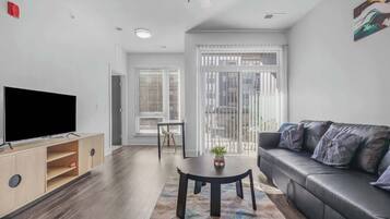 Een televisie en een kantoor