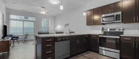 Een koelkast, een microgolfoven, een oven, een kookplaat