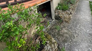 A residential building with a wooden deck and a concrete pathway. - Appartement à Sevran (Sevran)