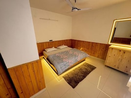 Habitación Deluxe | Ropa de cama de alta calidad, colchones viscoelásticos, escritorio