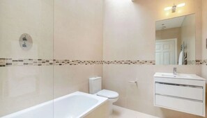 Secadora de cabello, bidet, toallas, jabón 