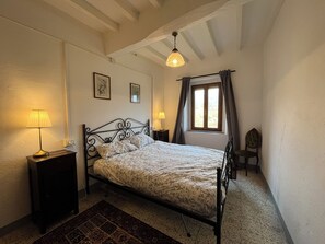 5 bedrooms, desk, iron/ironing board, travel cot