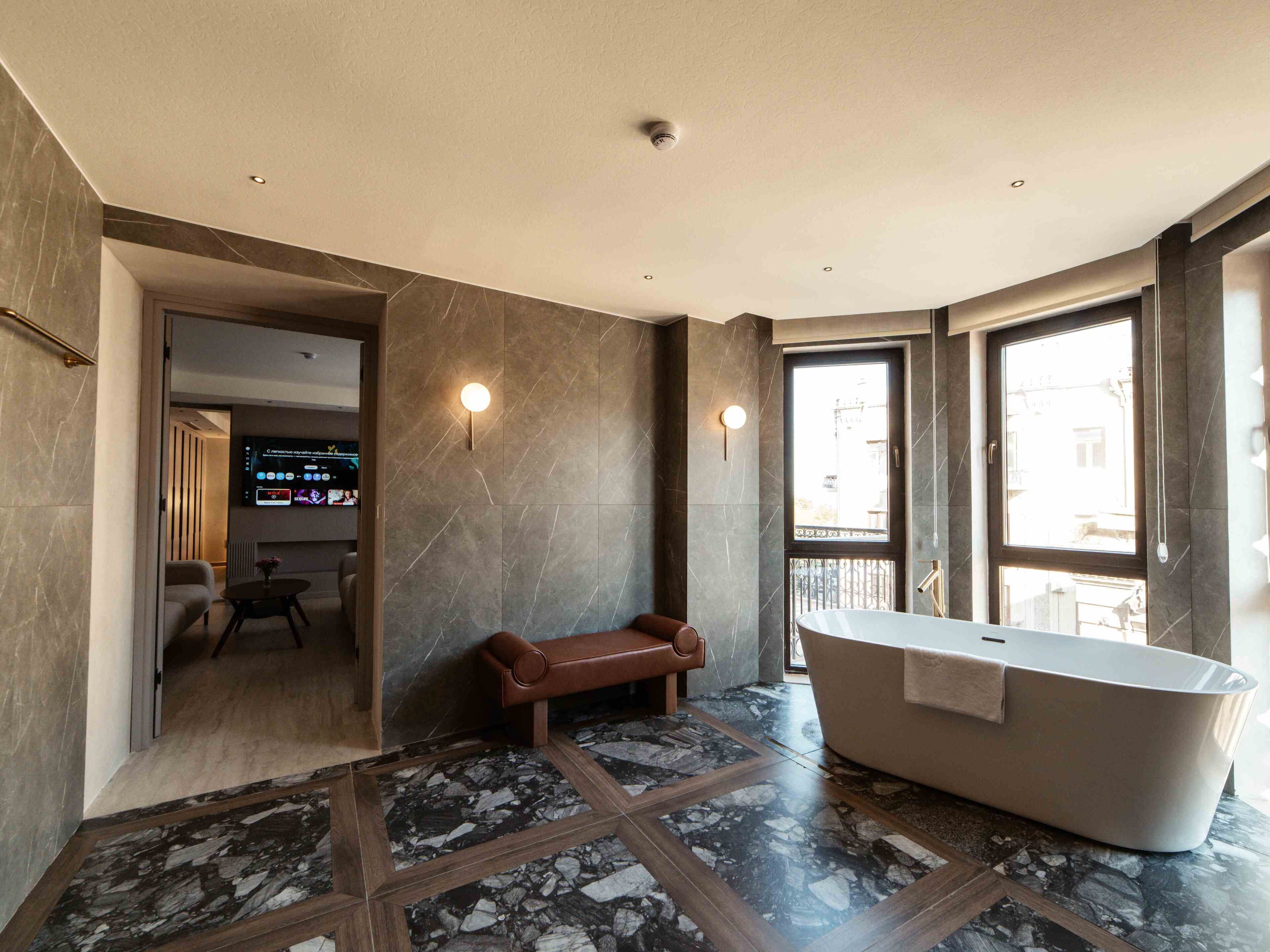 Suite Deluxe, bañera de hidromasaje, vistas a la ciudad | Sábanas de algodón egipcio y ropa de cama de alta calidad