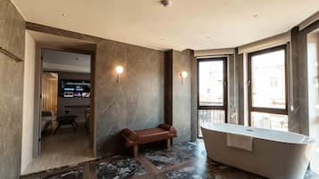 Suite Deluxe, bañera de hidromasaje, vistas a la ciudad | Sábanas de algodón egipcio y ropa de cama de alta calidad