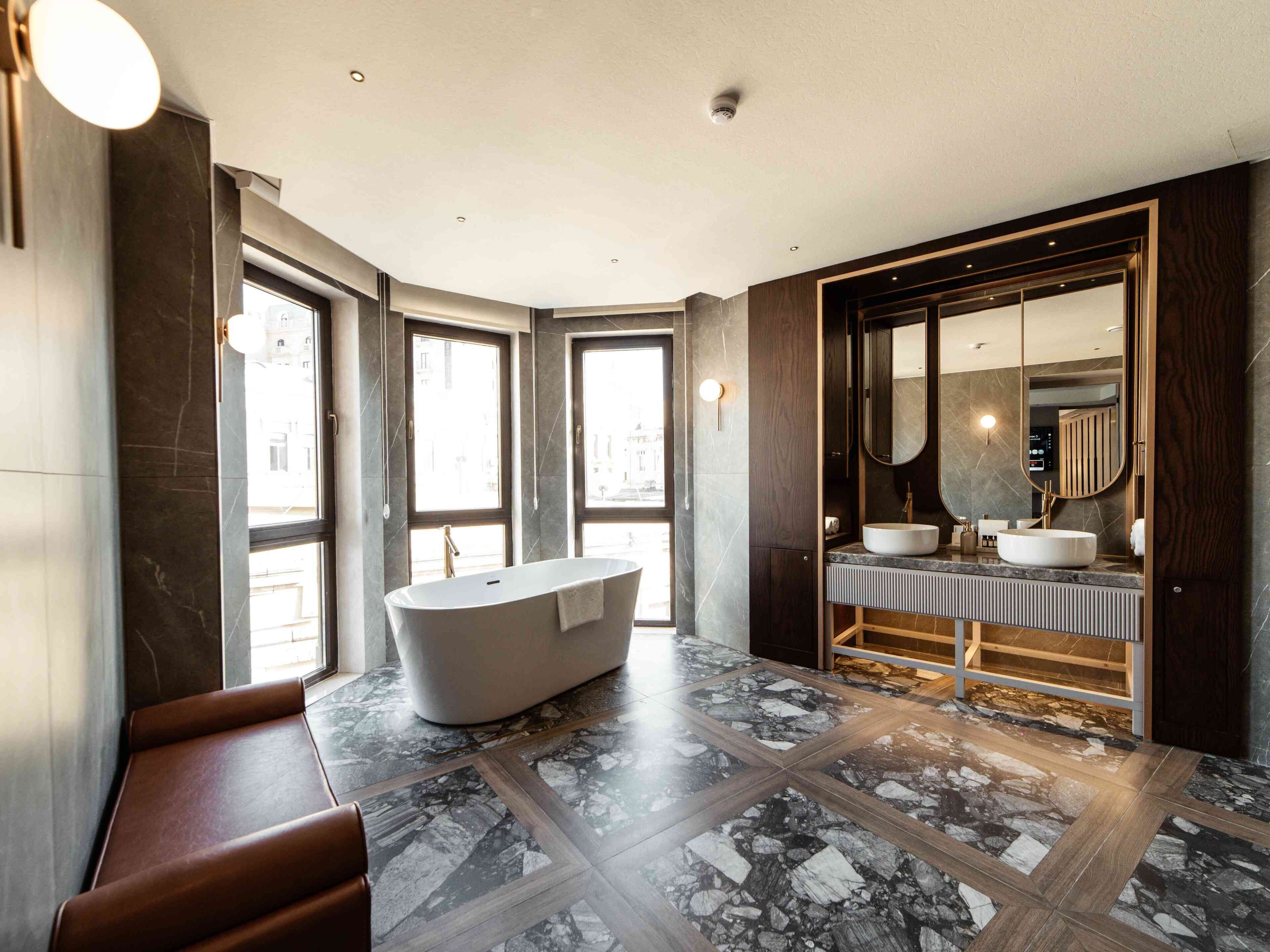 Suite Deluxe, bañera de hidromasaje, vistas a la ciudad | Sábanas de algodón egipcio y ropa de cama de alta calidad