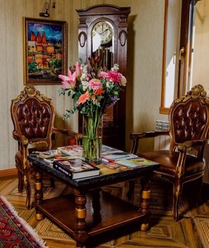 33-inch LED TV with satellite channels - Royal Historical Palace Hotel  (Baku)