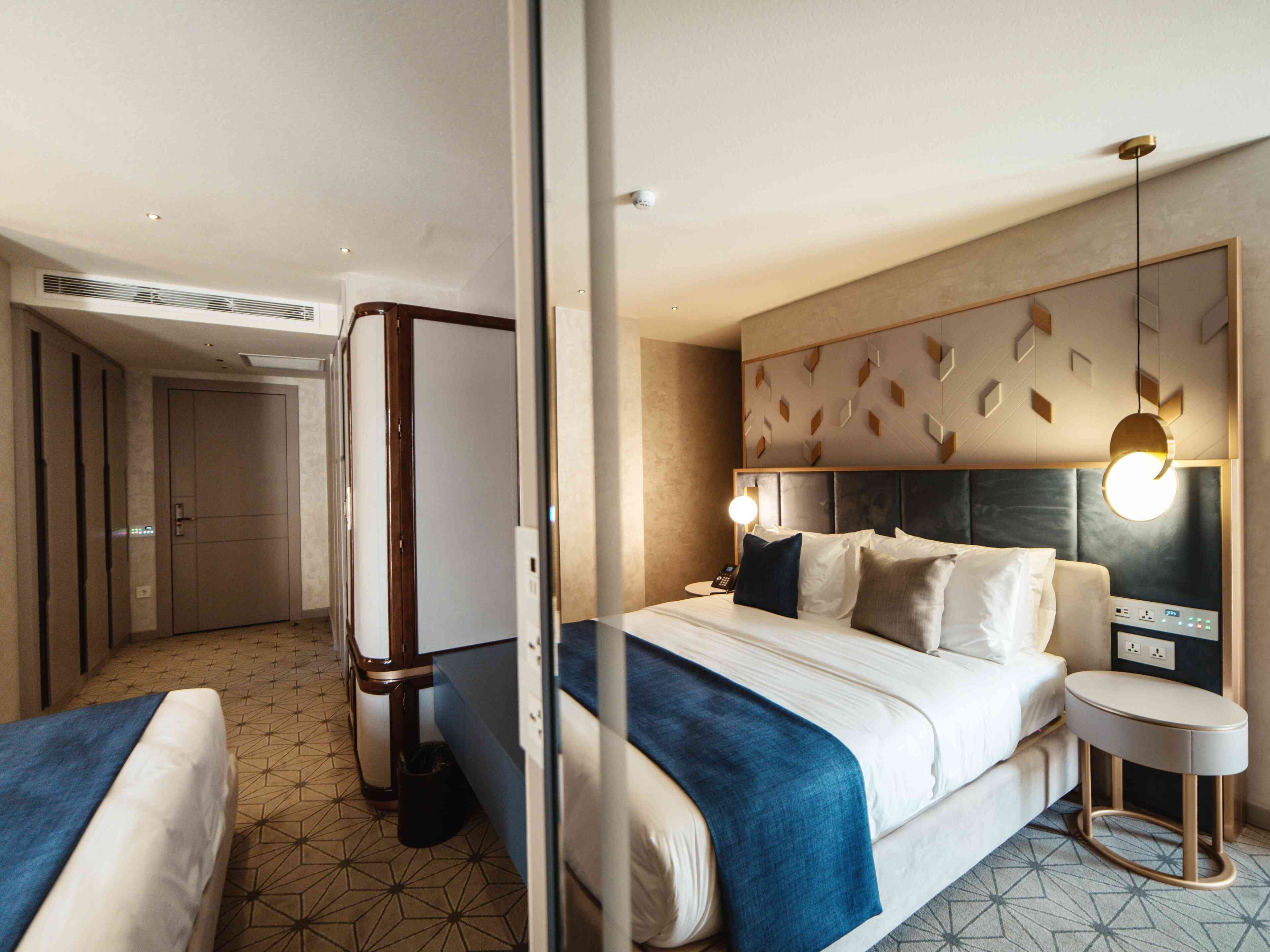 Suite Royal, balcón, vistas a la ciudad | Sábanas de algodón egipcio y ropa de cama de alta calidad