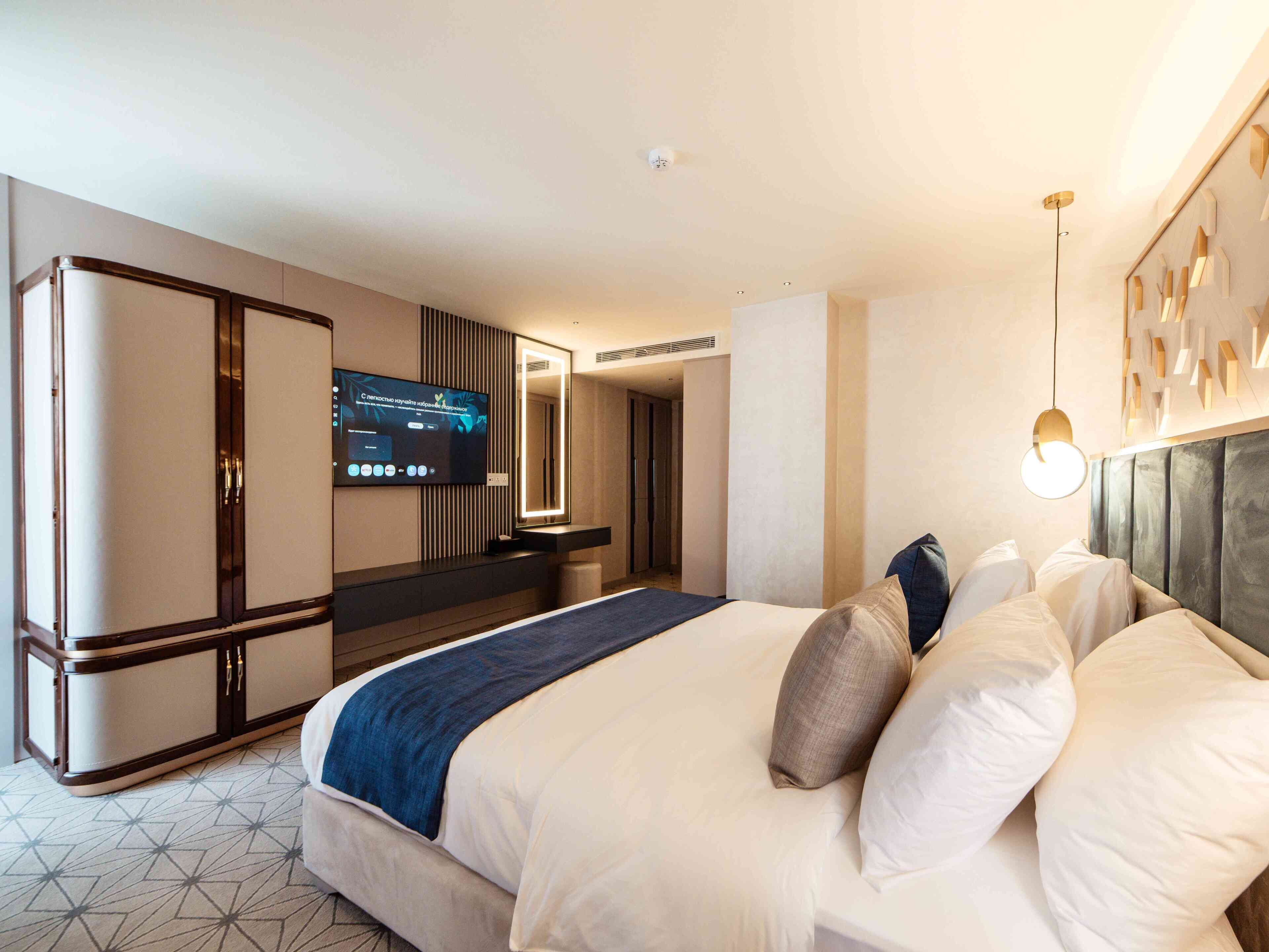 Deluxe Suite, Jetted Tub, City View | Egyptian cotton sheets, premium bedding, down comforters