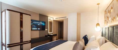Deluxe Suite, Jetted Tub, City View | Egyptian cotton sheets, premium bedding, down comforters