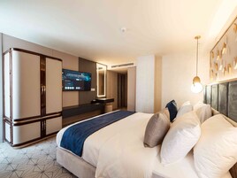 Deluxe Suite, Jetted Tub, City View | Egyptian cotton sheets, premium bedding, down comforters