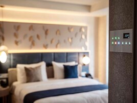 Deluxe Suite, Jetted Tub, City View | Egyptian cotton sheets, premium bedding, down comforters