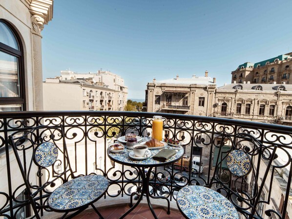 Egyptian cotton sheets, premium bedding, down comforters - Meridian Luxury Boutique Hotel (Baku)
