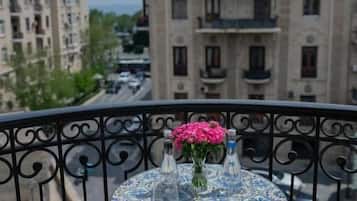 Deluxe Suite, Jetted Tub, City View | Balcony