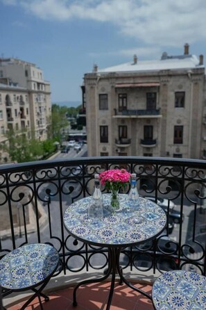 Suite Deluxe, bañera de hidromasaje, vistas a la ciudad | Balcón