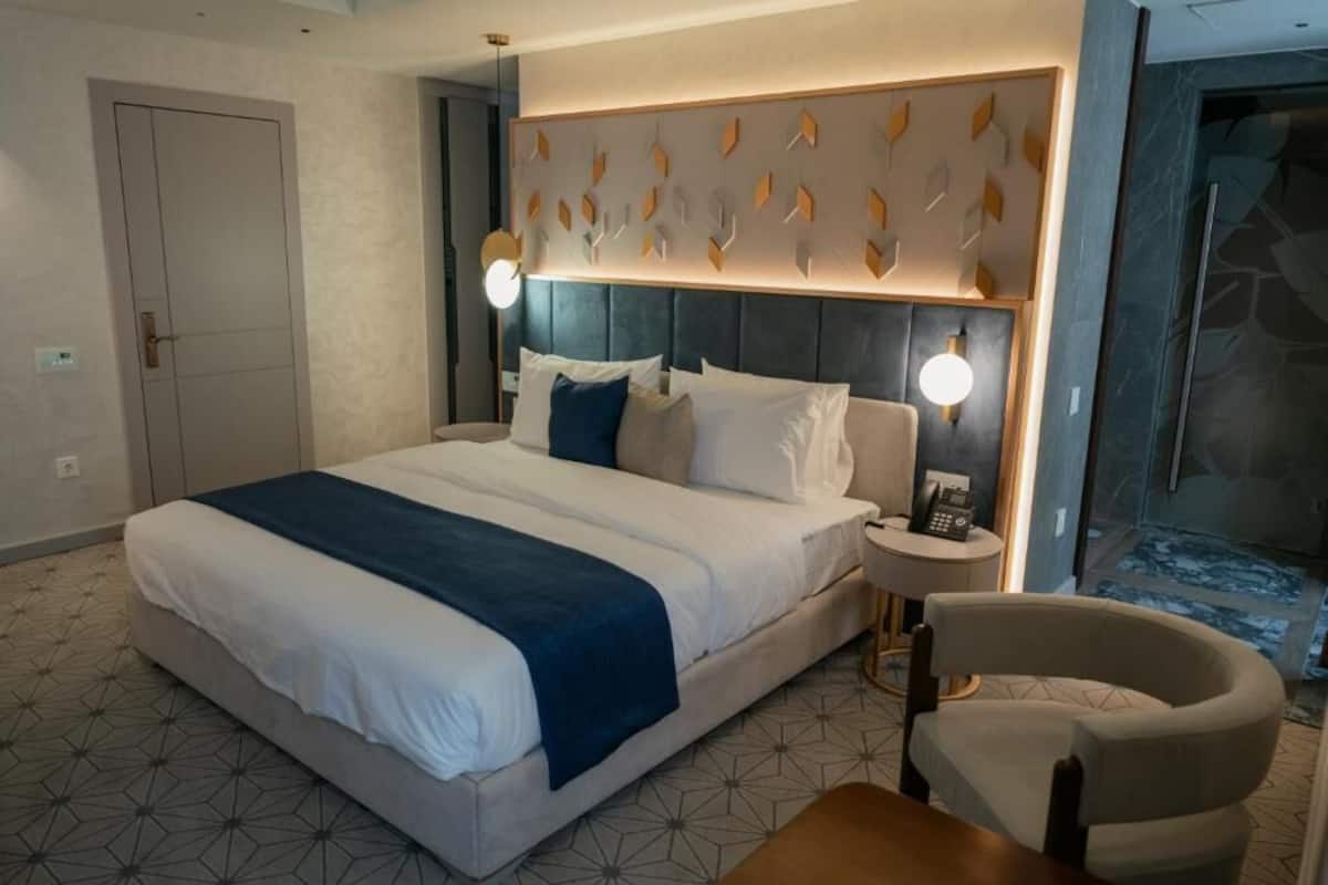 Phòng Suite Premium, 2 phòng ngủ, quang cảnh thành phố | Bộ trải giường bằng vải cotton Ai Cập, bộ đồ giường cao cấp