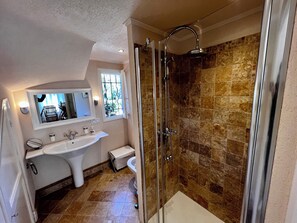 Secadora de cabello, toallas, jabón, papel de baño